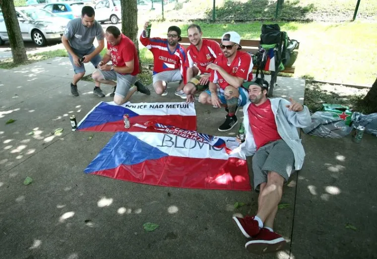 HRVATSKI I ČE&Scaron;KI NAVIJAČI &Scaron;ALJU LIJEPU SLIKU EUROPI: Zajedno zagrljeni čekaju veliki sraz