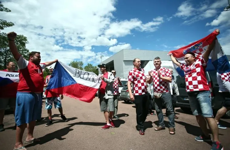 HRVATSKI I ČE&Scaron;KI NAVIJAČI &Scaron;ALJU LIJEPU SLIKU EUROPI: Zajedno zagrljeni čekaju veliki sraz