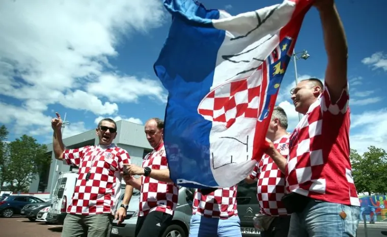 HRVATSKI I ČE&Scaron;KI NAVIJAČI &Scaron;ALJU LIJEPU SLIKU EUROPI: Zajedno zagrljeni čekaju veliki sraz