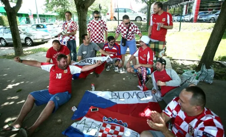 HRVATSKI I ČE&Scaron;KI NAVIJAČI &Scaron;ALJU LIJEPU SLIKU EUROPI: Zajedno zagrljeni čekaju veliki sraz