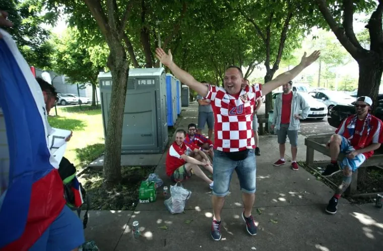 HRVATSKI I ČE&Scaron;KI NAVIJAČI &Scaron;ALJU LIJEPU SLIKU EUROPI: Zajedno zagrljeni čekaju veliki sraz
