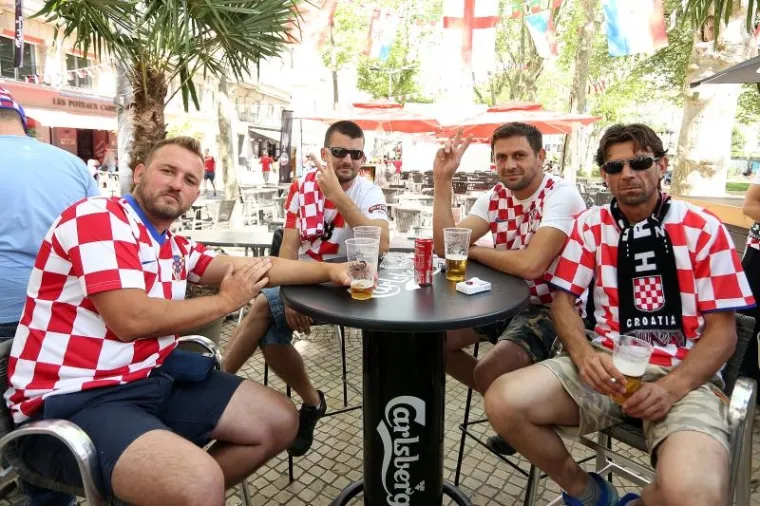 HRVATSKI I ČE&Scaron;KI NAVIJAČI &Scaron;ALJU LIJEPU SLIKU EUROPI: Zajedno zagrljeni čekaju veliki sraz