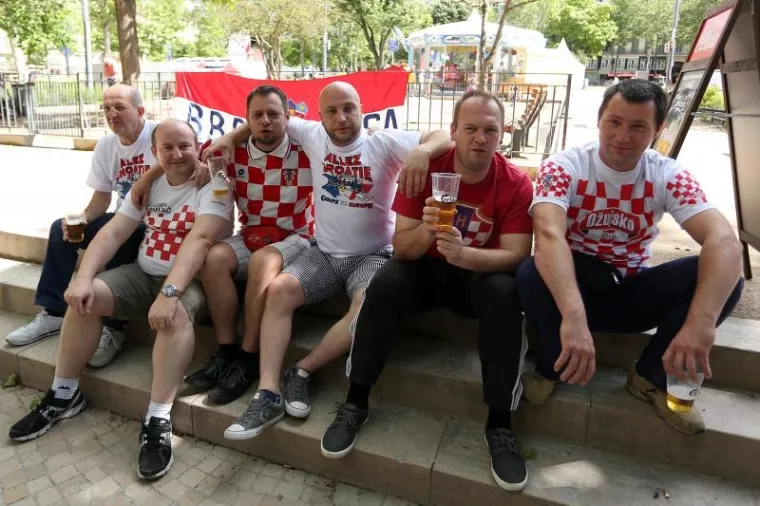 HRVATSKI I ČE&Scaron;KI NAVIJAČI &Scaron;ALJU LIJEPU SLIKU EUROPI: Zajedno zagrljeni čekaju veliki sraz