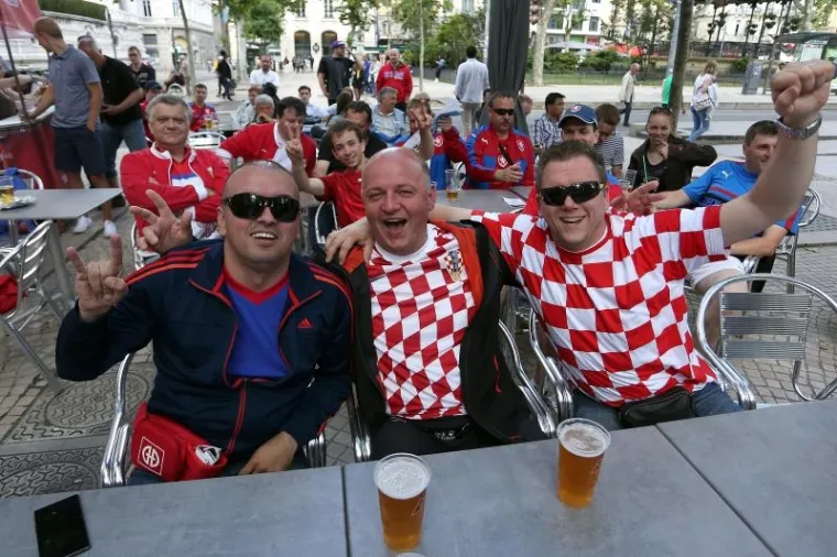 HRVATSKI I ČE&Scaron;KI NAVIJAČI &Scaron;ALJU LIJEPU SLIKU EUROPI: Zajedno zagrljeni čekaju veliki sraz