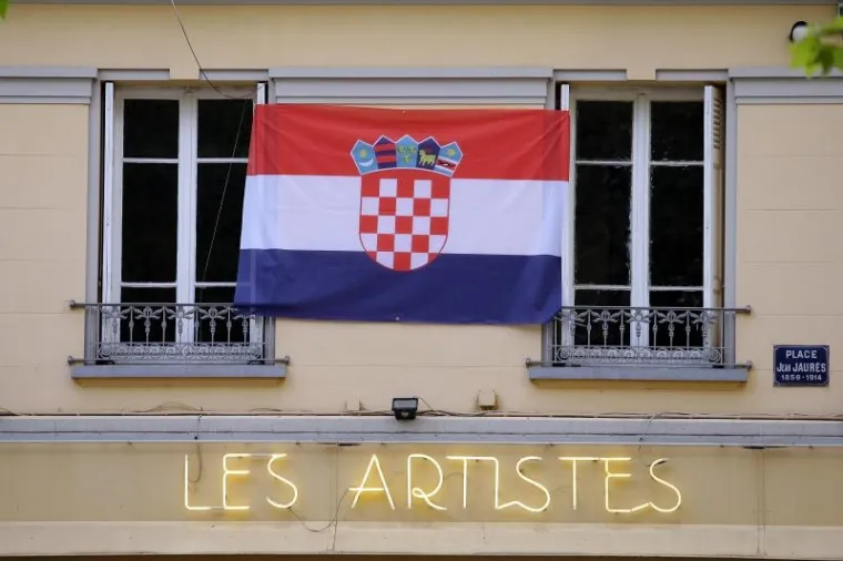 HRVATSKI I ČE&Scaron;KI NAVIJAČI &Scaron;ALJU LIJEPU SLIKU EUROPI: Zajedno zagrljeni čekaju veliki sraz