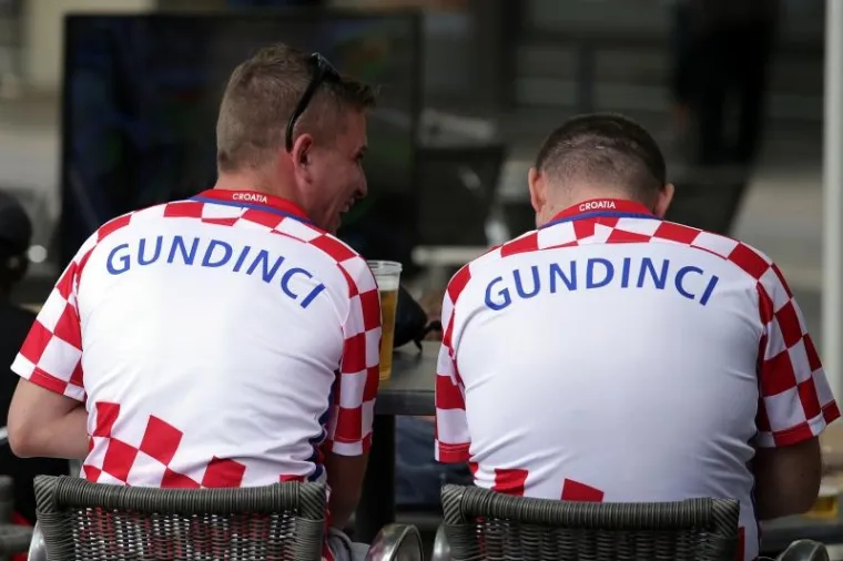 HRVATSKI I ČE&Scaron;KI NAVIJAČI &Scaron;ALJU LIJEPU SLIKU EUROPI: Zajedno zagrljeni čekaju veliki sraz