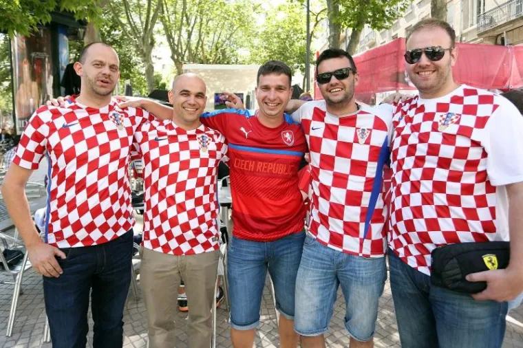 HRVATSKI I ČE&Scaron;KI NAVIJAČI &Scaron;ALJU LIJEPU SLIKU EUROPI: Zajedno zagrljeni čekaju veliki sraz