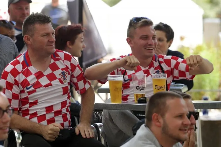 HRVATSKI I ČE&Scaron;KI NAVIJAČI &Scaron;ALJU LIJEPU SLIKU EUROPI: Zajedno zagrljeni čekaju veliki sraz