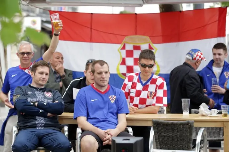 HRVATSKI I ČE&Scaron;KI NAVIJAČI &Scaron;ALJU LIJEPU SLIKU EUROPI: Zajedno zagrljeni čekaju veliki sraz