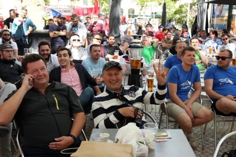 HRVATSKI I ČE&Scaron;KI NAVIJAČI &Scaron;ALJU LIJEPU SLIKU EUROPI: Zajedno zagrljeni čekaju veliki sraz