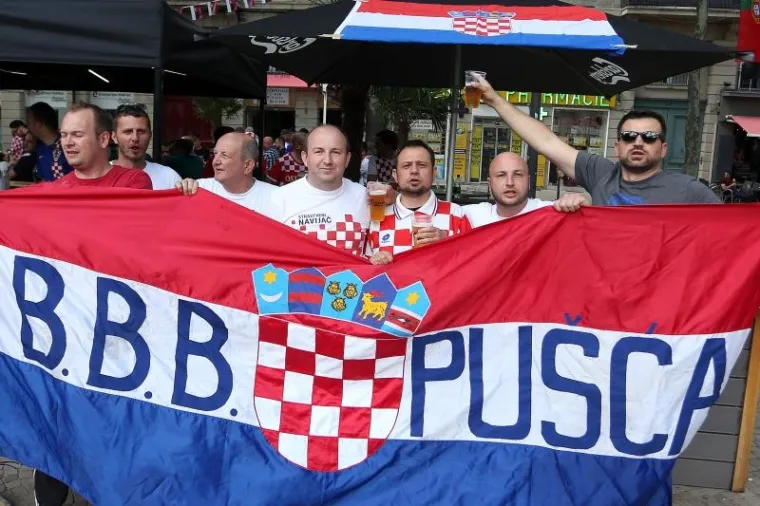 HRVATSKI I ČE&Scaron;KI NAVIJAČI &Scaron;ALJU LIJEPU SLIKU EUROPI: Zajedno zagrljeni čekaju veliki sraz