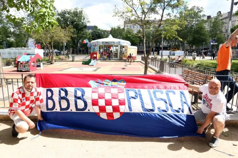 HRVATSKI I ČE&Scaron;KI NAVIJAČI &Scaron;ALJU LIJEPU SLIKU EUROPI: Zajedno zagrljeni čekaju veliki sraz