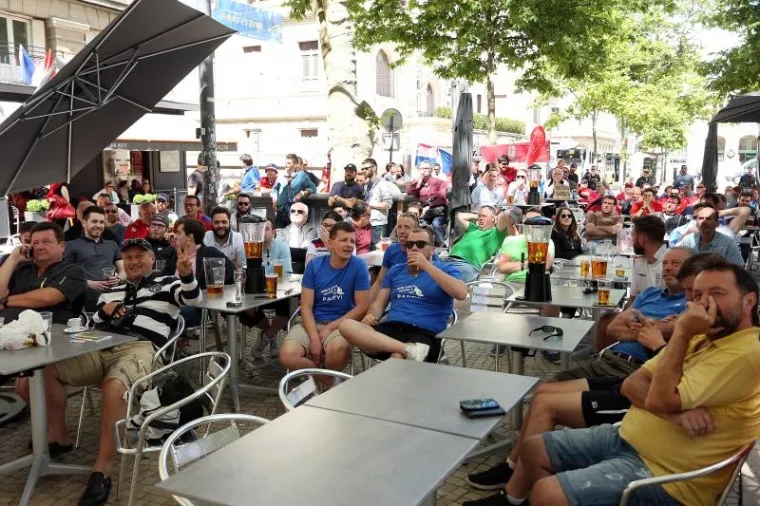 HRVATSKI I ČE&Scaron;KI NAVIJAČI &Scaron;ALJU LIJEPU SLIKU EUROPI: Zajedno zagrljeni čekaju veliki sraz