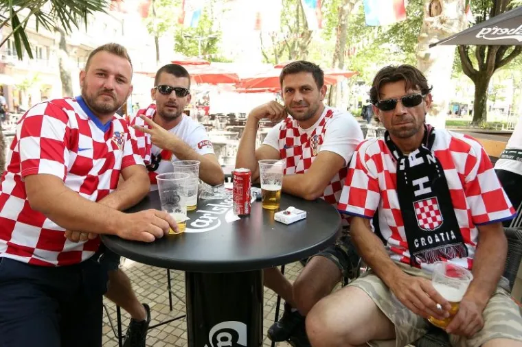HRVATSKI I ČE&Scaron;KI NAVIJAČI &Scaron;ALJU LIJEPU SLIKU EUROPI: Zajedno zagrljeni čekaju veliki sraz