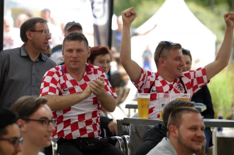 HRVATSKI I ČE&Scaron;KI NAVIJAČI &Scaron;ALJU LIJEPU SLIKU EUROPI: Zajedno zagrljeni čekaju veliki sraz