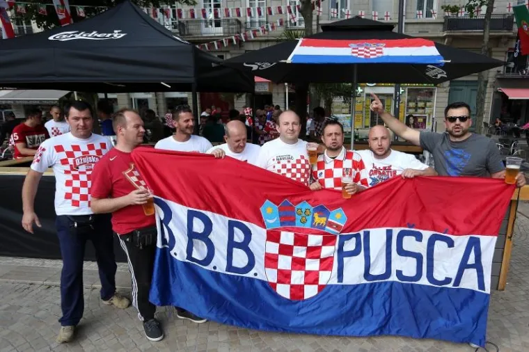 HRVATSKI I ČE&Scaron;KI NAVIJAČI &Scaron;ALJU LIJEPU SLIKU EUROPI: Zajedno zagrljeni čekaju veliki sraz