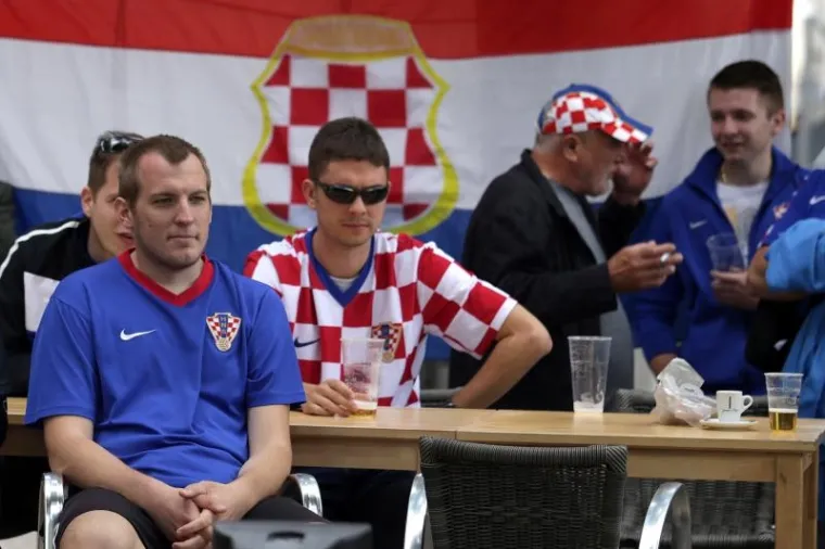 HRVATSKI I ČE&Scaron;KI NAVIJAČI &Scaron;ALJU LIJEPU SLIKU EUROPI: Zajedno zagrljeni čekaju veliki sraz