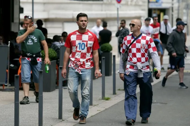 HRVATSKI I ČE&Scaron;KI NAVIJAČI &Scaron;ALJU LIJEPU SLIKU EUROPI: Zajedno zagrljeni čekaju veliki sraz