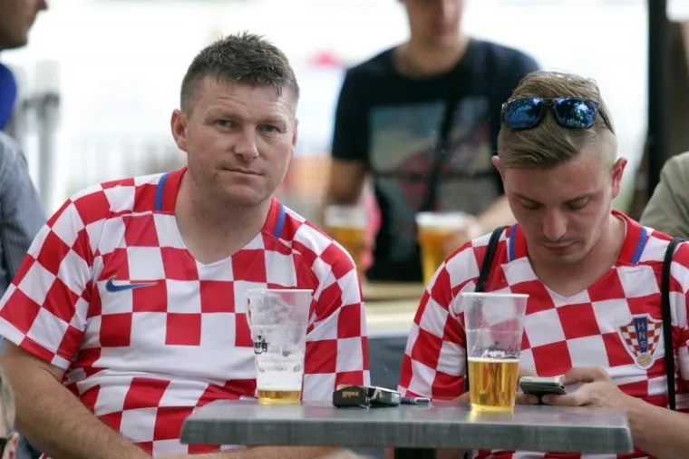 HRVATSKI I ČE&Scaron;KI NAVIJAČI &Scaron;ALJU LIJEPU SLIKU EUROPI: Zajedno zagrljeni čekaju veliki sraz
