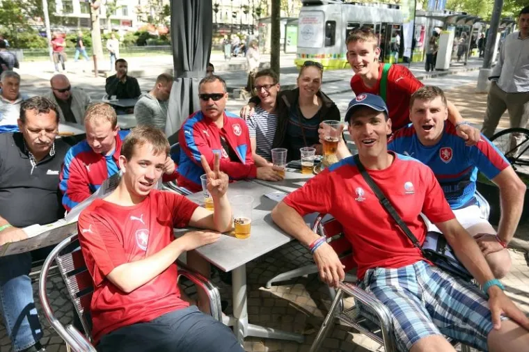 HRVATSKI I ČE&Scaron;KI NAVIJAČI &Scaron;ALJU LIJEPU SLIKU EUROPI: Zajedno zagrljeni čekaju veliki sraz