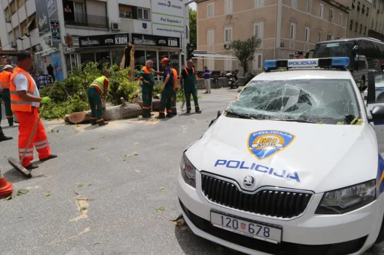 DRAMA U SPLITU: Jaki udari juga srušili stablo na policijsko vozilo