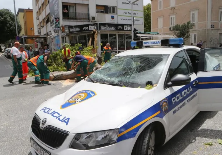 DRAMA U SPLITU: Jaki udari juga srušili stablo na policijsko vozilo