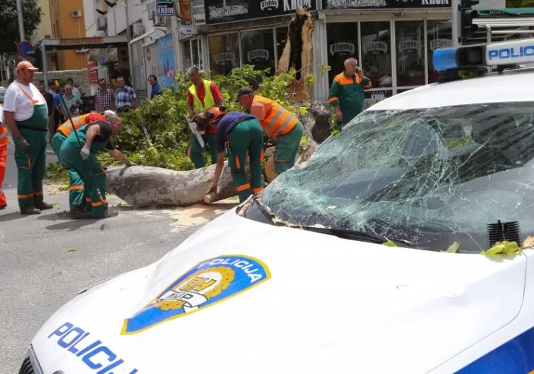 DRAMA U SPLITU: Jaki udari juga srušili stablo na policijsko vozilo
