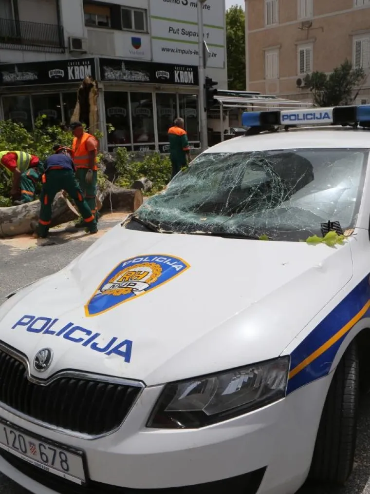 DRAMA U SPLITU: Jaki udari juga srušili stablo na policijsko vozilo