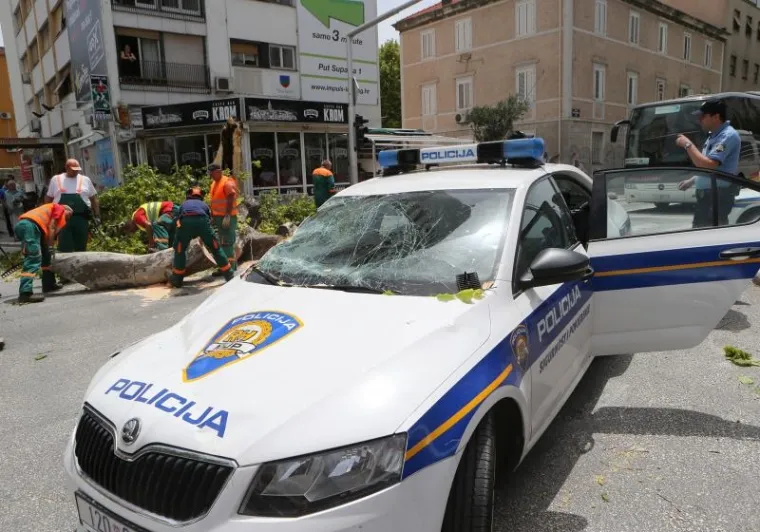 DRAMA U SPLITU: Jaki udari juga srušili stablo na policijsko vozilo
