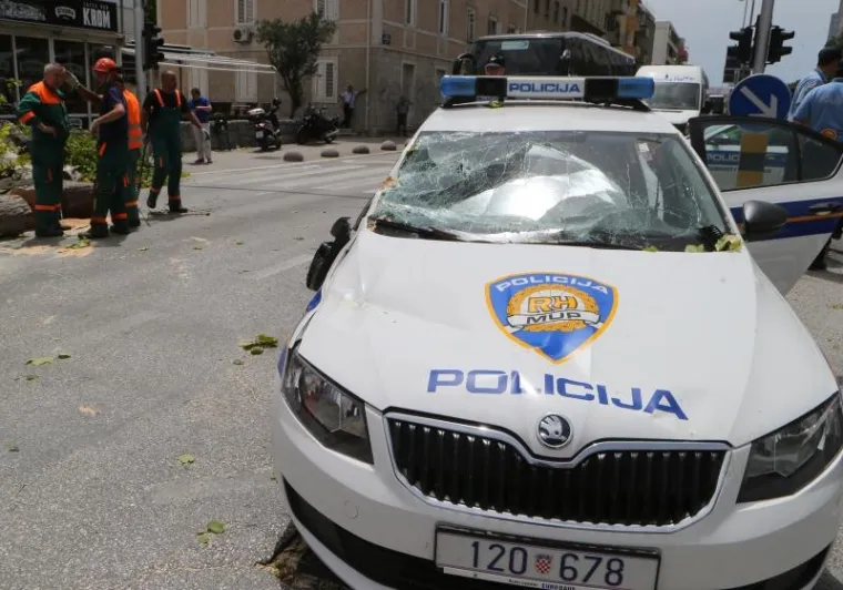 DRAMA U SPLITU: Jaki udari juga srušili stablo na policijsko vozilo