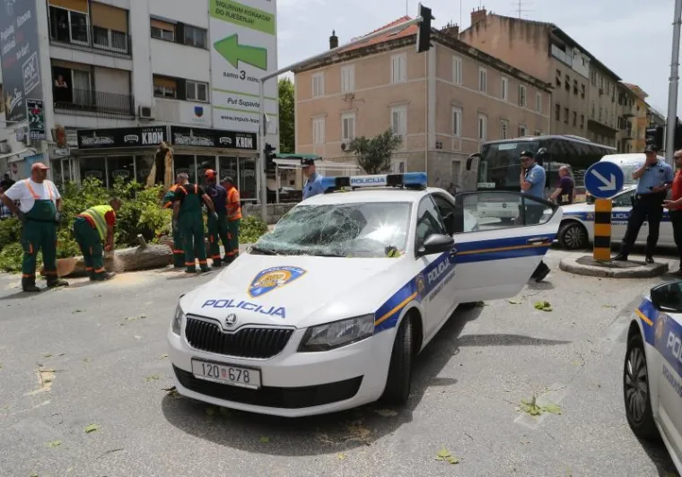DRAMA U SPLITU: Jaki udari juga srušili stablo na policijsko vozilo