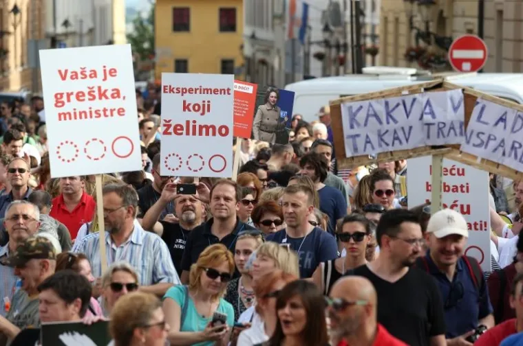 Prosvjedna akcija "Hrvatska može bolje - bez vas", održana u četvrtak navečer na Markovu trgu u Zagrebu, ponovila je zahtjev da se nastavi Cjelovita kuriklarna reforma i istaknula zahtjev za novim parlamentarnim izborima na kojima će obrazovanje za 21. stoljeće biti strateški prioritet.