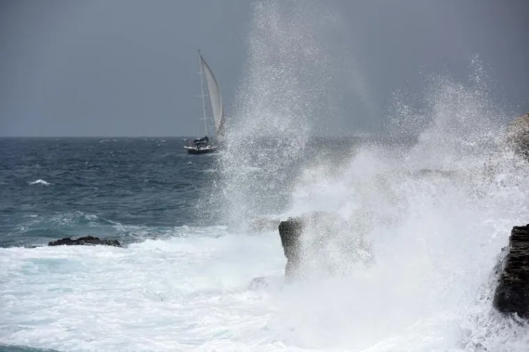 Jako jugo u pulskom akvatoriju. Veliki valovi svojom su snagom plijenili pozornost.