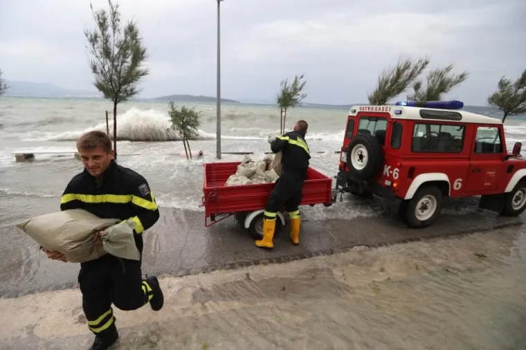 Olujno jugo poharalo ka&scaron;telanski zaljev. Vatrogasci grade zečji nasip.