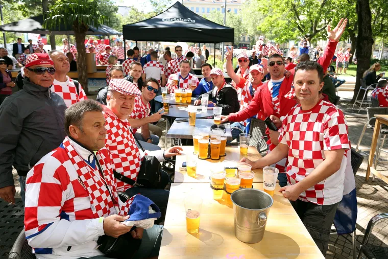 'Kockice' uoči tekme s Če&scaron;kom preplavile St. Etienne: Hrvati jo&scaron; jednom pokazali kako se navija