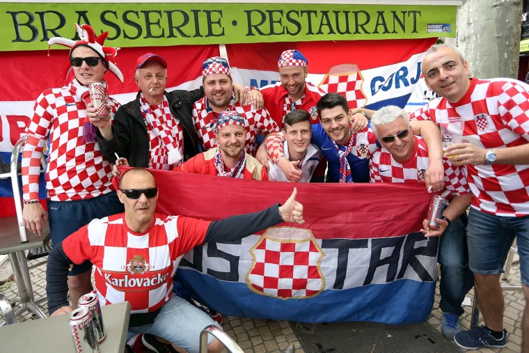 'Kockice' uoči tekme s Če&scaron;kom preplavile St. Etienne: Hrvati jo&scaron; jednom pokazali kako se navija