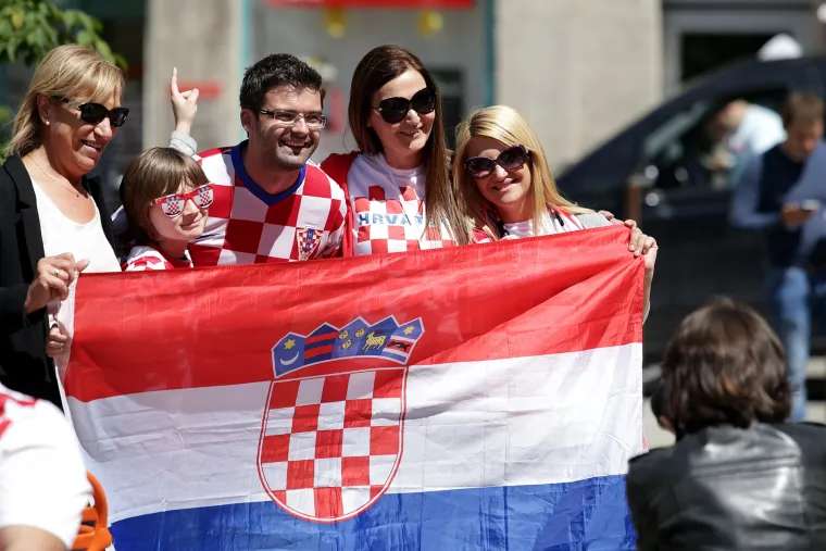 'Kockice' uoči tekme s Če&scaron;kom preplavile St. Etienne: Hrvati jo&scaron; jednom pokazali kako se navija