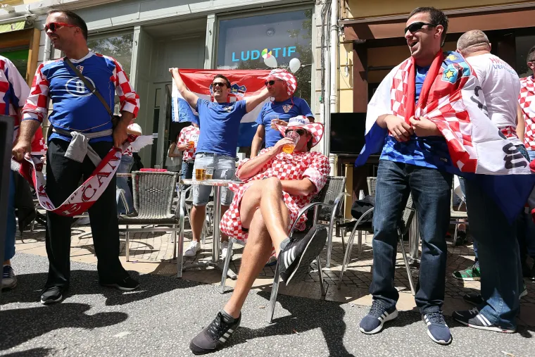 'Kockice' uoči tekme s Če&scaron;kom preplavile St. Etienne: Hrvati jo&scaron; jednom pokazali kako se navija
