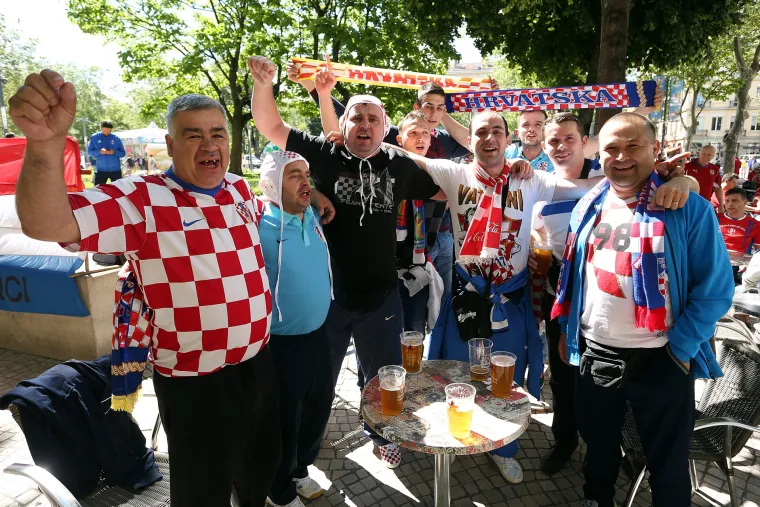 'Kockice' uoči tekme s Če&scaron;kom preplavile St. Etienne: Hrvati jo&scaron; jednom pokazali kako se navija