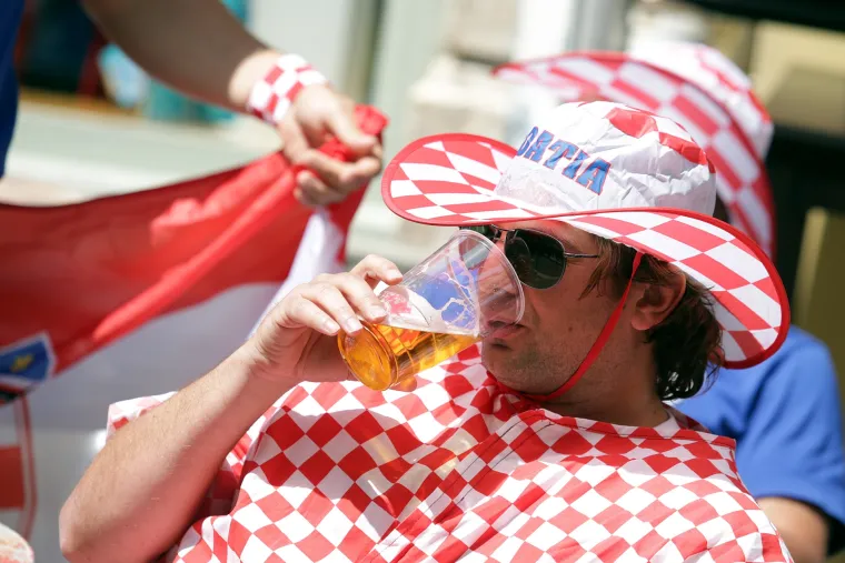 'Kockice' uoči tekme s Če&scaron;kom preplavile St. Etienne: Hrvati jo&scaron; jednom pokazali kako se navija