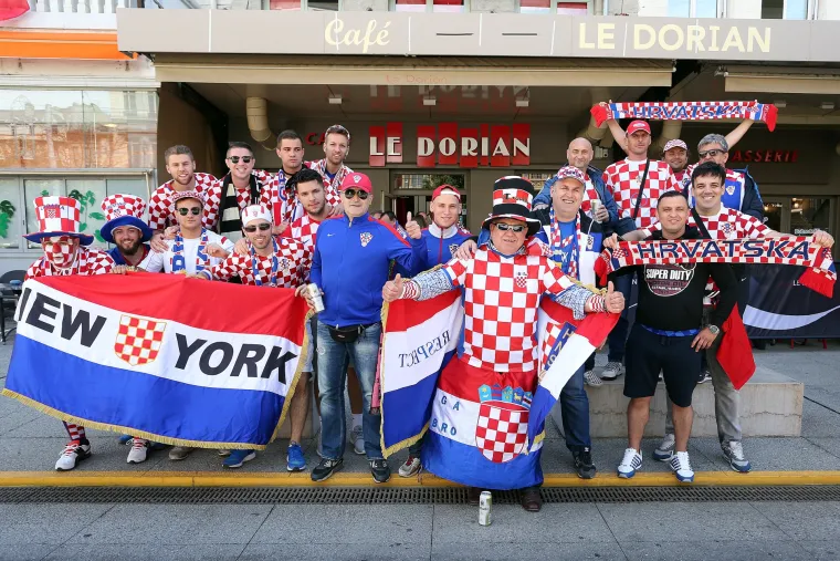 'Kockice' uoči tekme s Če&scaron;kom preplavile St. Etienne: Hrvati jo&scaron; jednom pokazali kako se navija