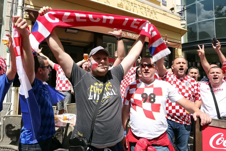 'Kockice' uoči tekme s Če&scaron;kom preplavile St. Etienne: Hrvati jo&scaron; jednom pokazali kako se navija