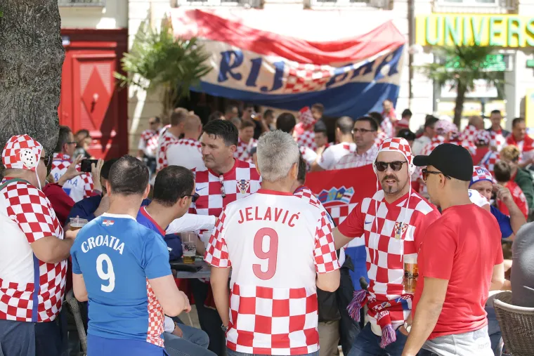 'Kockice' uoči tekme s Če&scaron;kom preplavile St. Etienne: Hrvati jo&scaron; jednom pokazali kako se navija