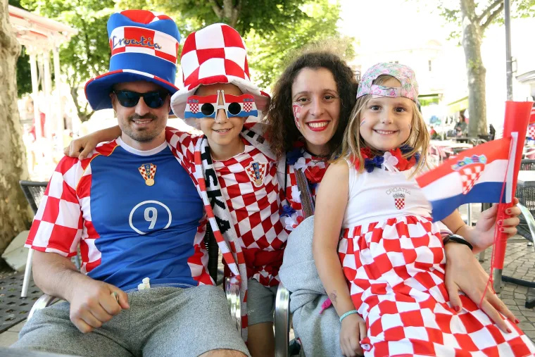 'Kockice' uoči tekme s Če&scaron;kom preplavile St. Etienne: Hrvati jo&scaron; jednom pokazali kako se navija