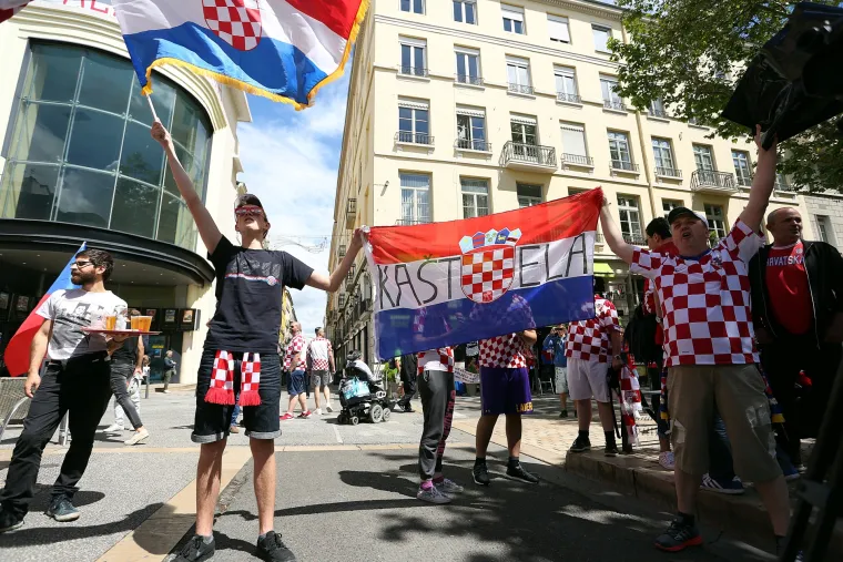 'Kockice' uoči tekme s Če&scaron;kom preplavile St. Etienne: Hrvati jo&scaron; jednom pokazali kako se navija