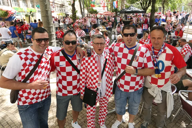 'Kockice' uoči tekme s Če&scaron;kom preplavile St. Etienne: Hrvati jo&scaron; jednom pokazali kako se navija