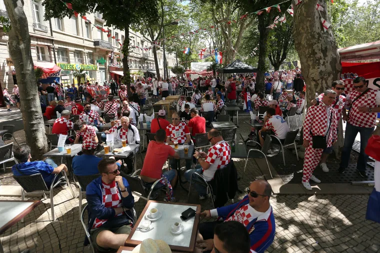 'Kockice' uoči tekme s Če&scaron;kom preplavile St. Etienne: Hrvati jo&scaron; jednom pokazali kako se navija