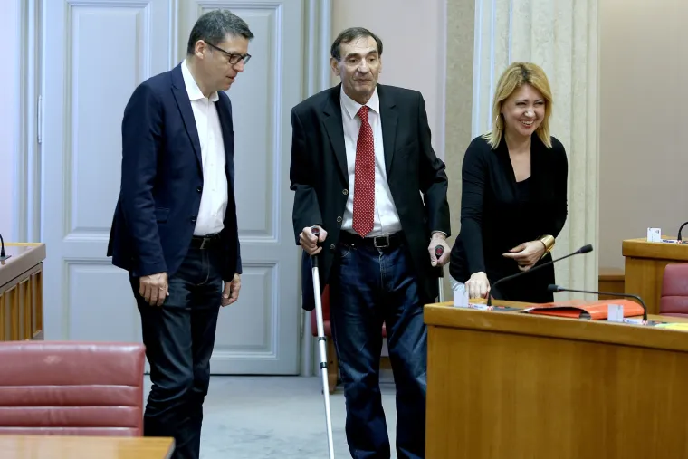 Nenad Stazić na štakama stigao u Sabor: 'To se SDP sprema za glasovanje'