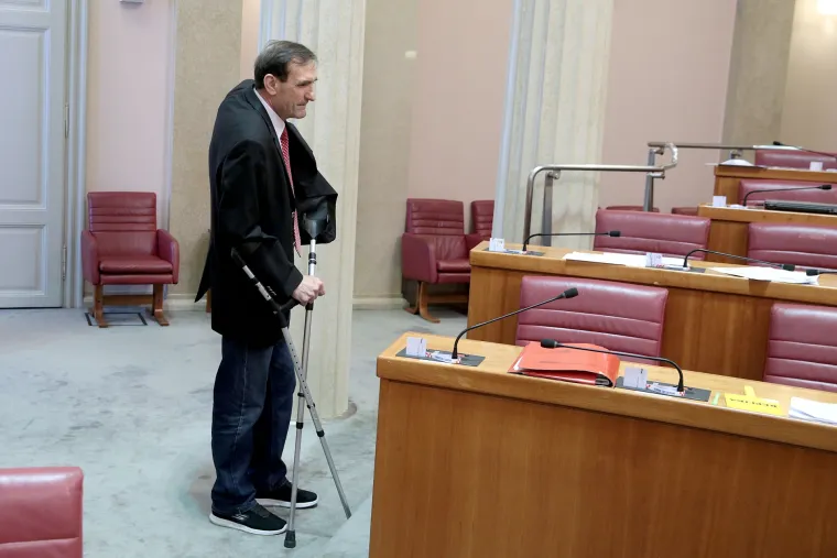 Nenad Stazić na štakama stigao u Sabor: 'To se SDP sprema za glasovanje'