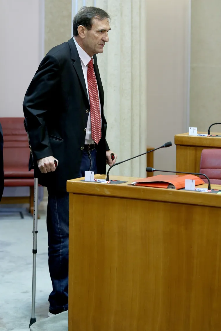 Nenad Stazić na štakama stigao u Sabor: 'To se SDP sprema za glasovanje'